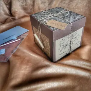 Кутия на загадките Puzzle Box, Сезон 1: Ръчно изработена настолна игра със загадки и пъзели, водещи към скрит подарък в сърцето на кутията