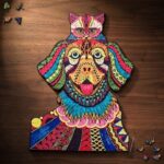 Дървен пъзел „Куче и коте“, нареден отблизо на тъмна орехова маса, с малки фигурки-животни в два от ъглите